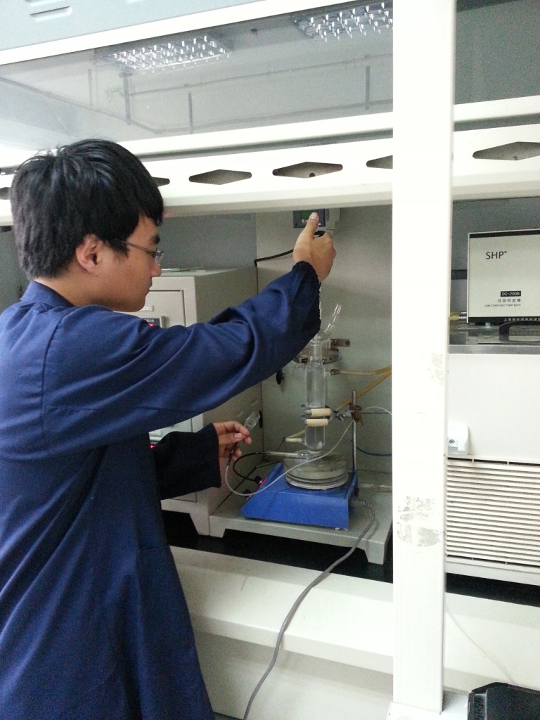 學(xué)生在進(jìn)行大創(chuàng)實(shí)驗(yàn)